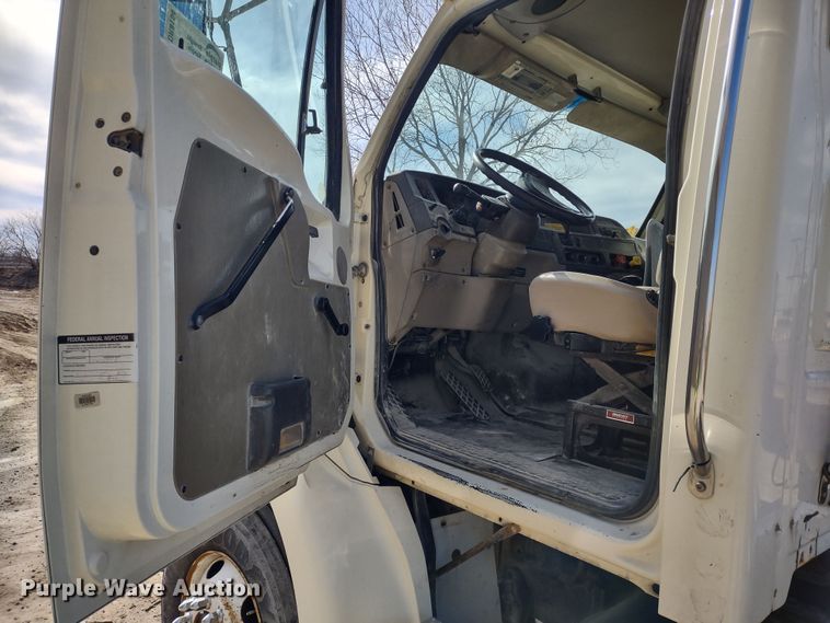 image for item DR8154 2005 Sterling L8500  truck cab and chassis