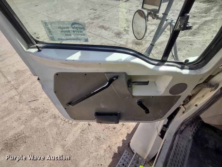 image for item DR8154 2005 Sterling L8500  truck cab and chassis