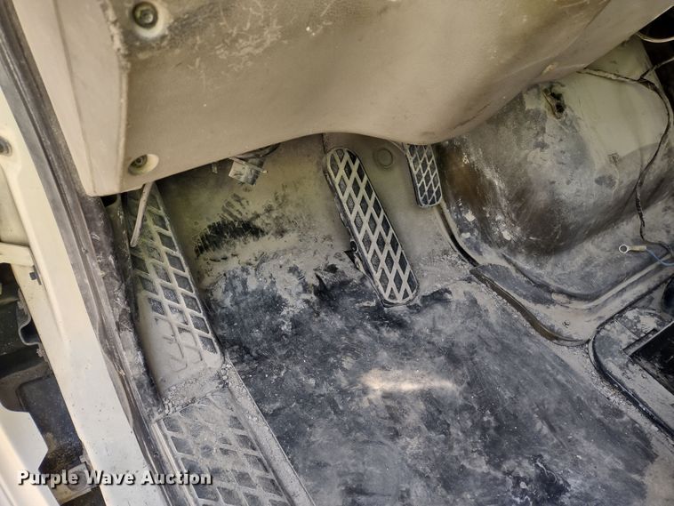 image for item DR8154 2005 Sterling L8500  truck cab and chassis