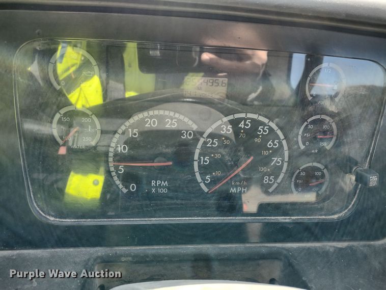 image for item DR8154 2005 Sterling L8500  truck cab and chassis