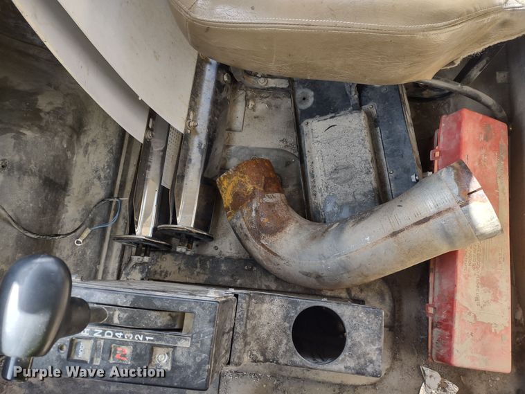 image for item DR8154 2005 Sterling L8500  truck cab and chassis