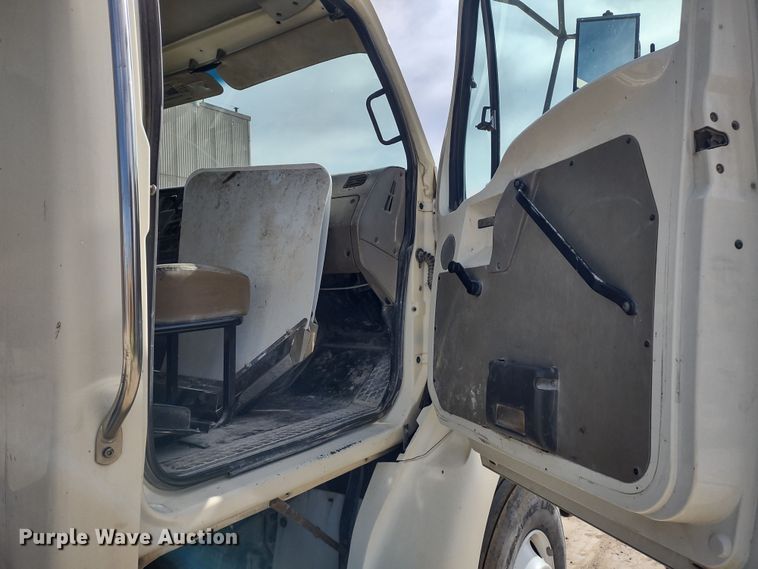 image for item DR8154 2005 Sterling L8500  truck cab and chassis