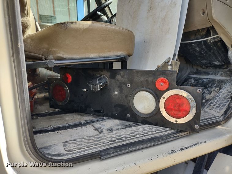 image for item DR8154 2005 Sterling L8500  truck cab and chassis