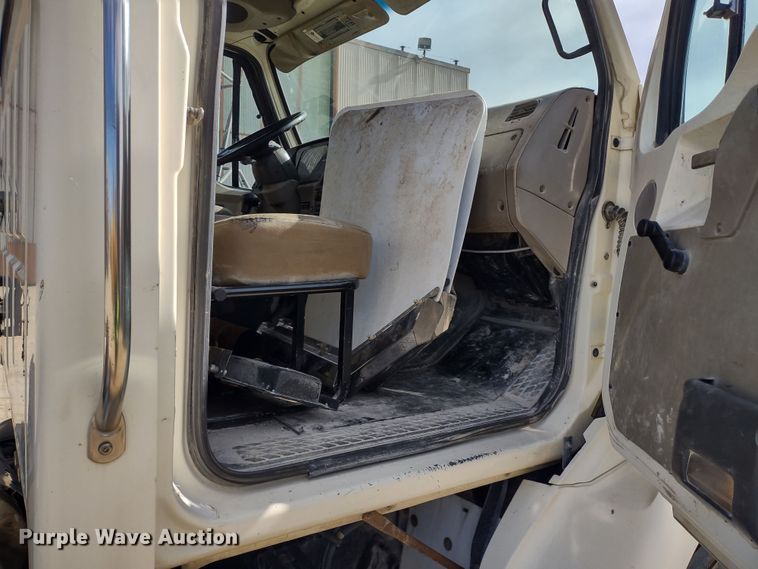 image for item DR8154 2005 Sterling L8500  truck cab and chassis