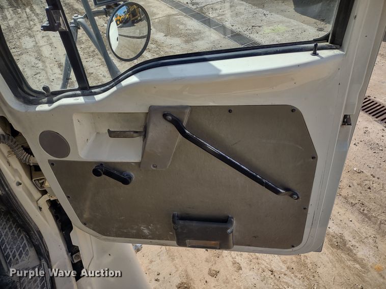 image for item DR8154 2005 Sterling L8500  truck cab and chassis