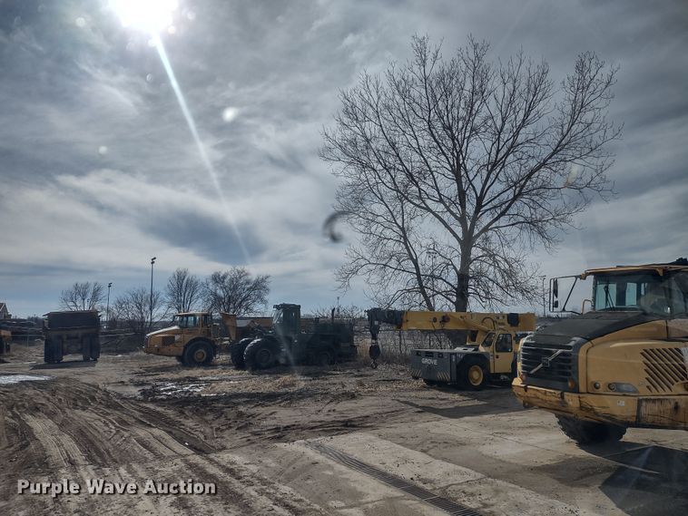 image for item DR8154 2005 Sterling L8500  truck cab and chassis