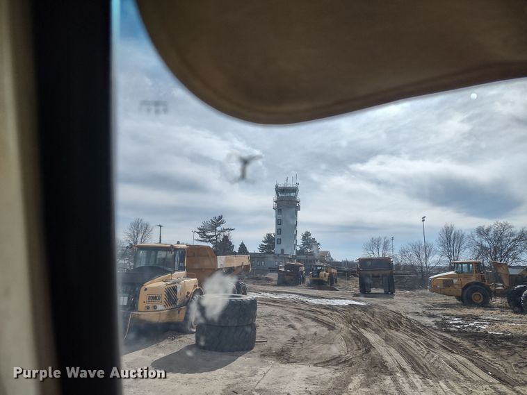 image for item DR8154 2005 Sterling L8500  truck cab and chassis