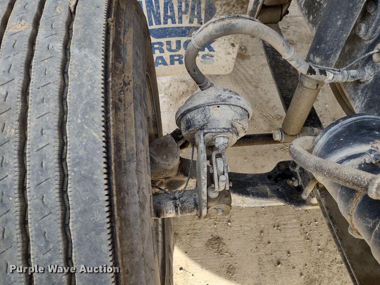 image for item DR8154 2005 Sterling L8500  truck cab and chassis