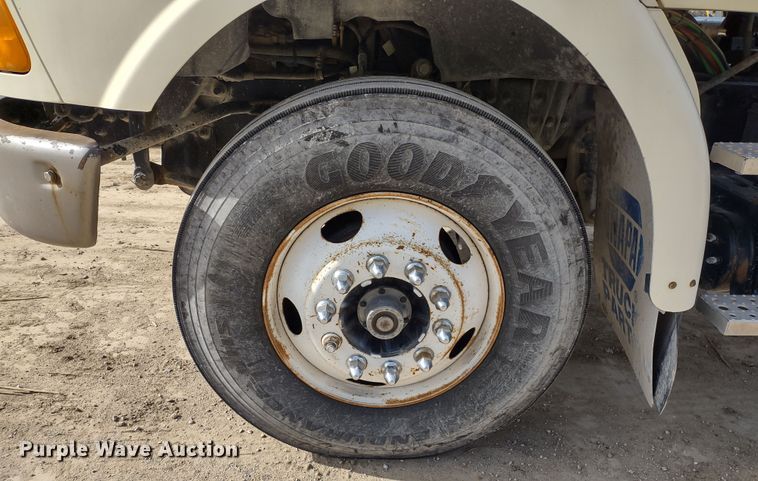 image for item DR8154 2005 Sterling L8500  truck cab and chassis