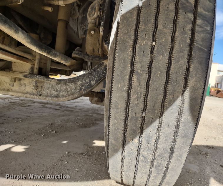 image for item DR8154 2005 Sterling L8500  truck cab and chassis