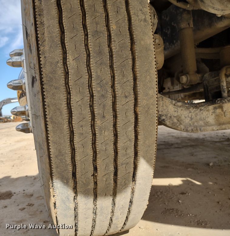 image for item DR8154 2005 Sterling L8500  truck cab and chassis