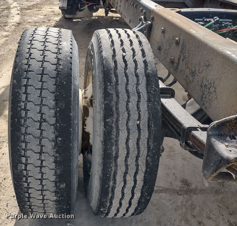 image for item DR8154 2005 Sterling L8500  truck cab and chassis