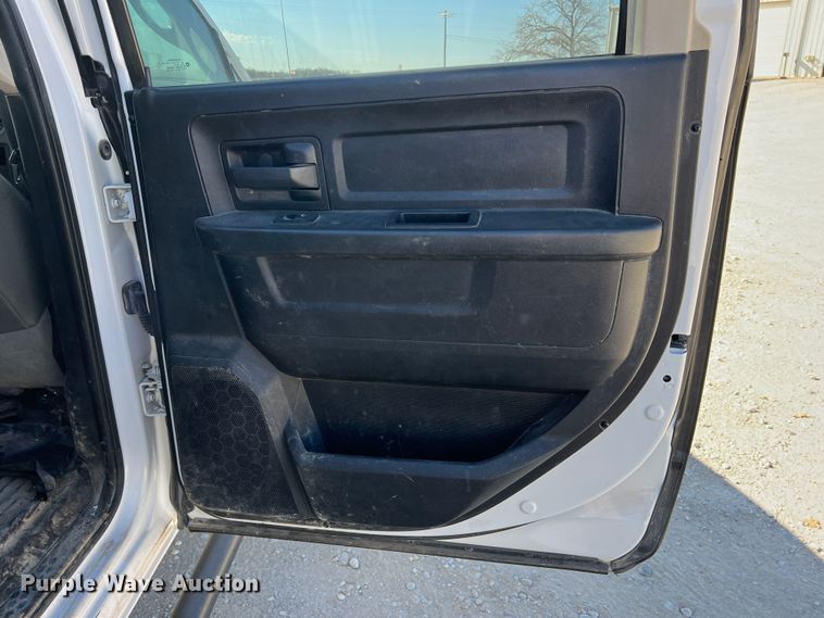 image for item DS2641 2014 Dodge Ram 5500  Crew Cab flatbed truck