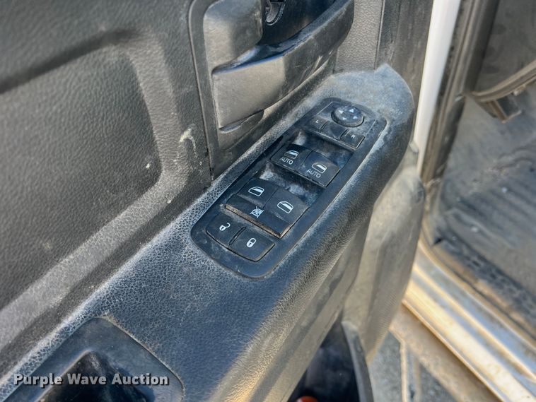 image for item DS2668 2015 Dodge Ram 5500HD  Crew Cab truck cab and chassis