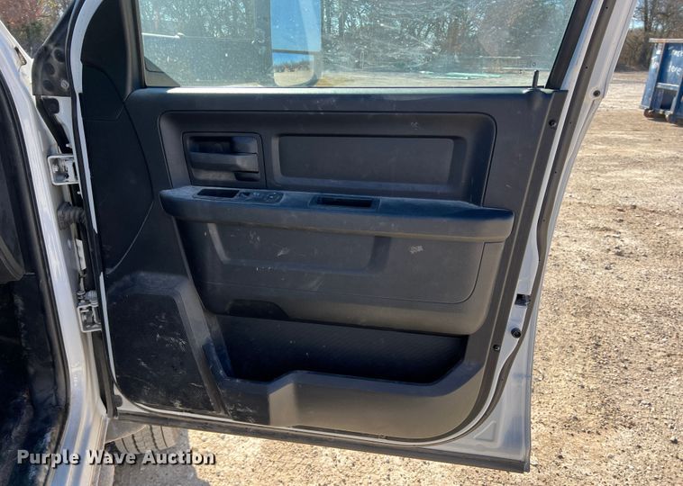 image for item DS2668 2015 Dodge Ram 5500HD  Crew Cab truck cab and chassis