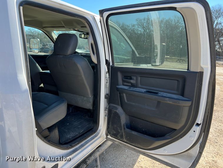 image for item DS2668 2015 Dodge Ram 5500HD  Crew Cab truck cab and chassis