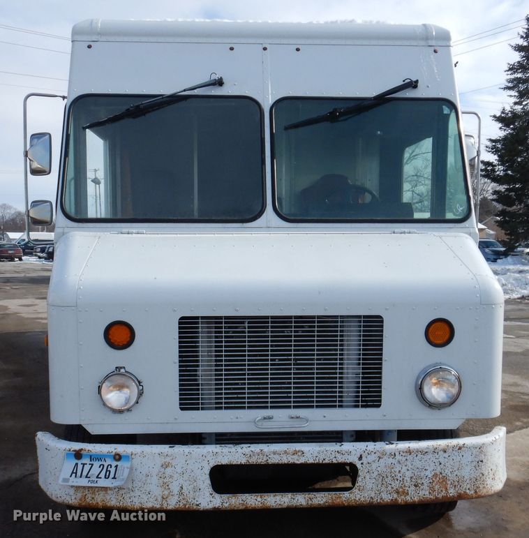 image for item IO9336 2007 Freightliner MT55  delivery truck