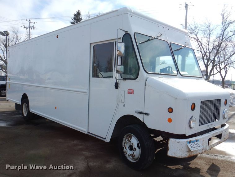 image for item IO9336 2007 Freightliner MT55  delivery truck