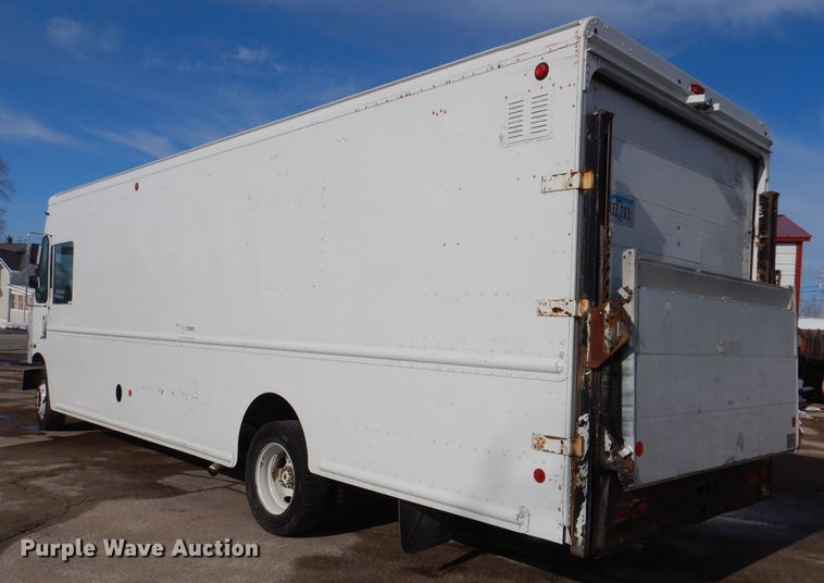 image for item IO9336 2007 Freightliner MT55  delivery truck