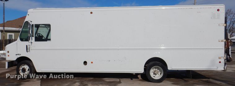 image for item IO9336 2007 Freightliner MT55  delivery truck