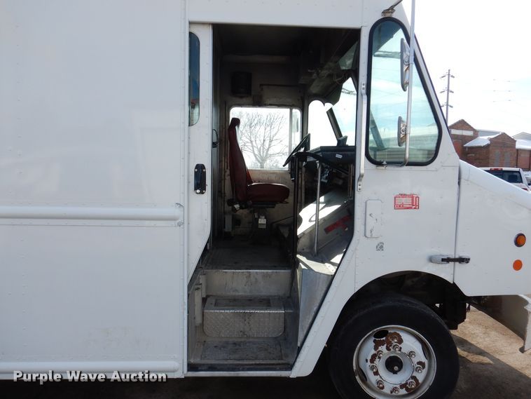 image for item IO9336 2007 Freightliner MT55  delivery truck