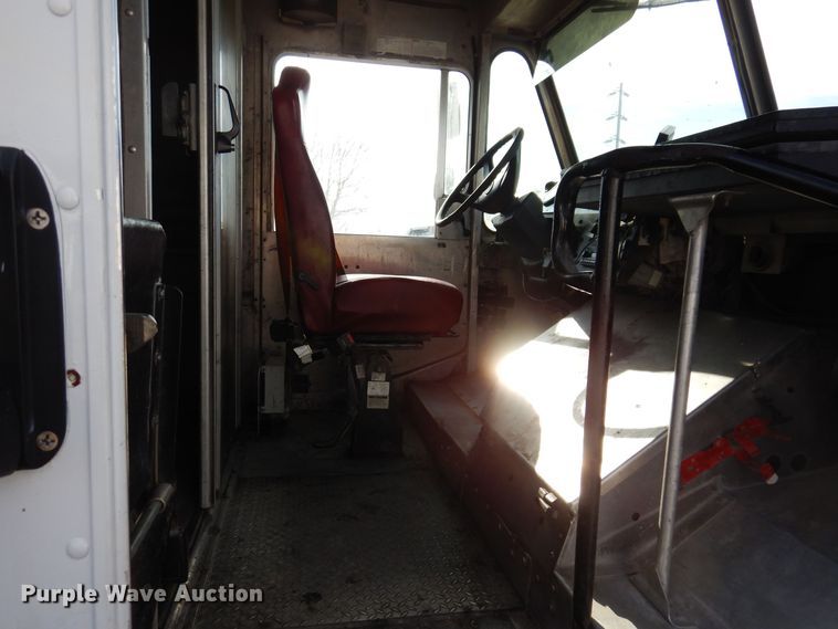 image for item IO9336 2007 Freightliner MT55  delivery truck