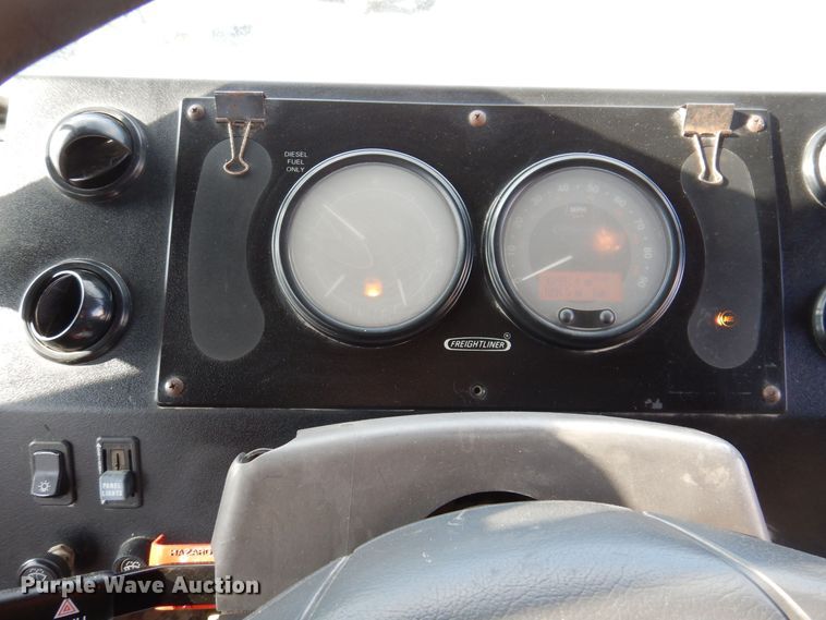 image for item IO9336 2007 Freightliner MT55  delivery truck