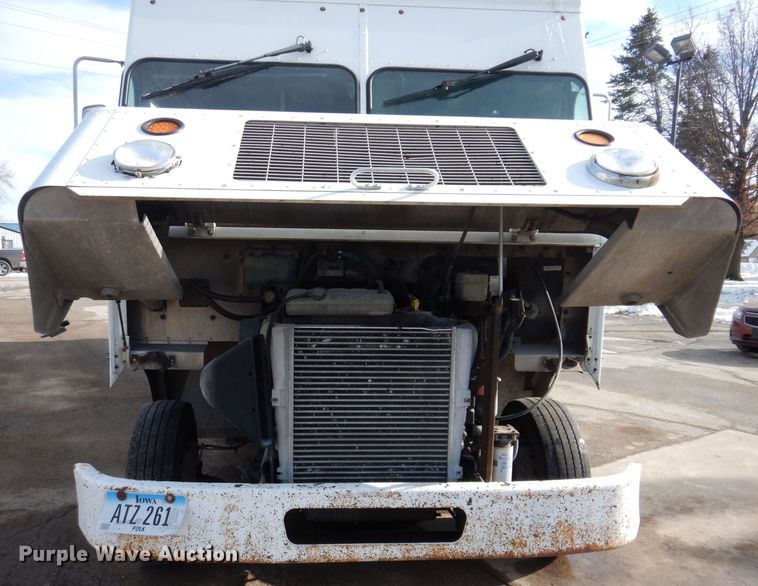 image for item IO9336 2007 Freightliner MT55  delivery truck