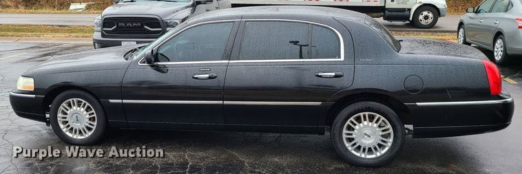 image for item JG9575 2011 Lincoln Town Car Executive L