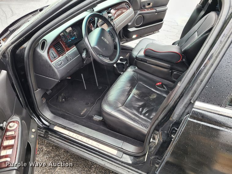 image for item JG9575 2011 Lincoln Town Car Executive L