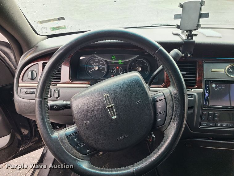 image for item JG9575 2011 Lincoln Town Car Executive L