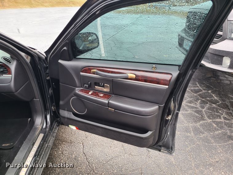 image for item JG9575 2011 Lincoln Town Car Executive L