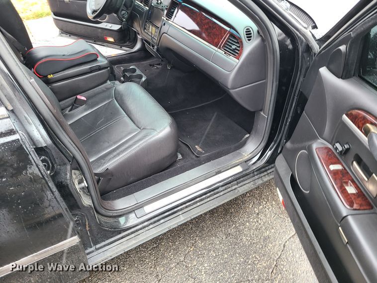 image for item JG9575 2011 Lincoln Town Car Executive L