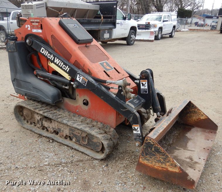 image for item JQ9926 2010 Ditch Witch SK650  compact utility loader