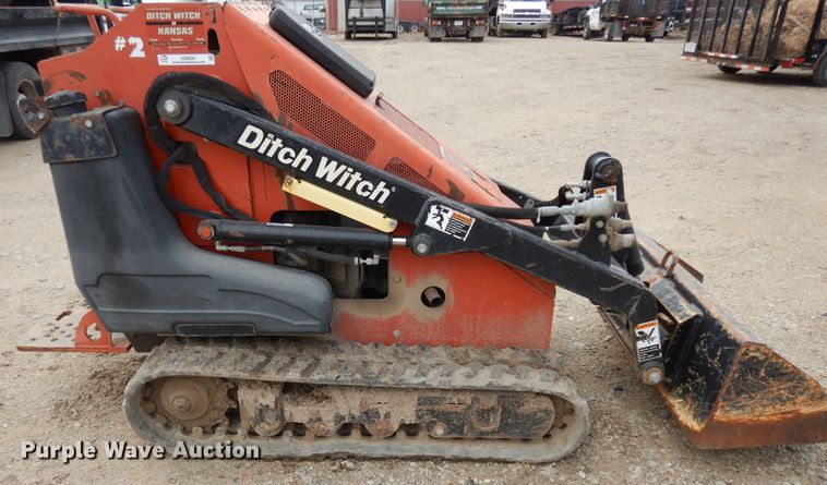 image for item JQ9926 2010 Ditch Witch SK650  compact utility loader