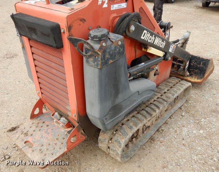 image for item JQ9926 2010 Ditch Witch SK650  compact utility loader