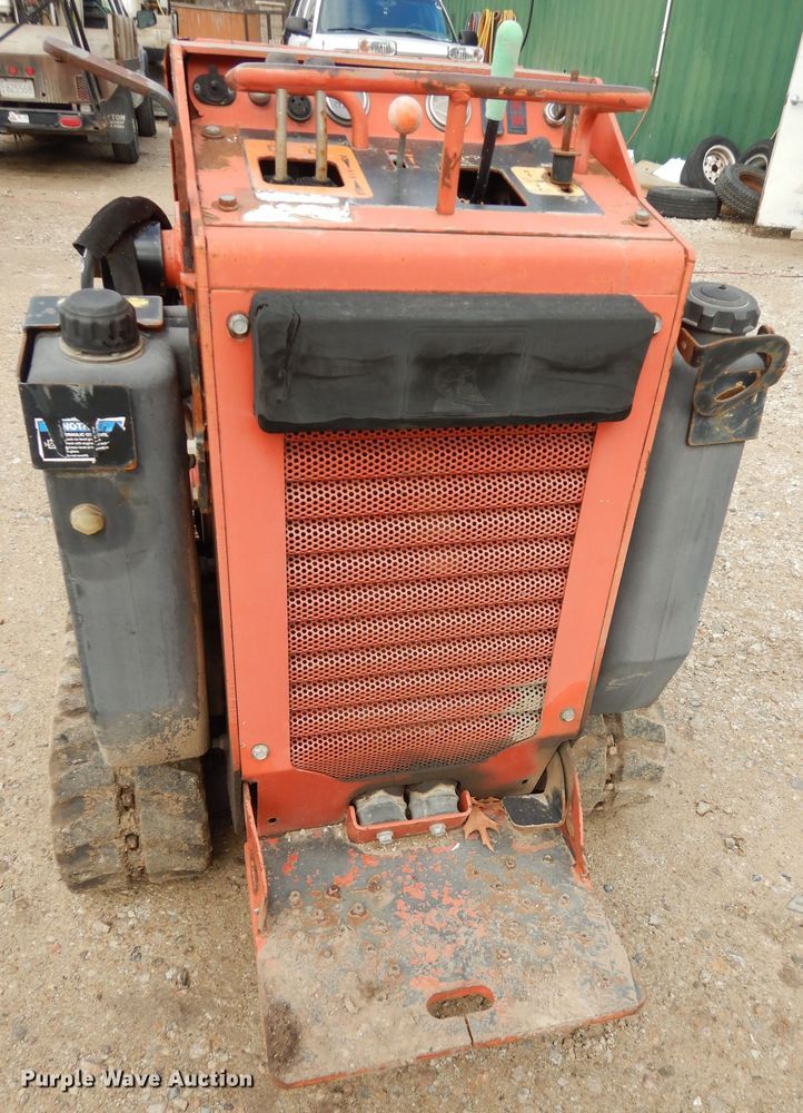 image for item JQ9926 2010 Ditch Witch SK650  compact utility loader