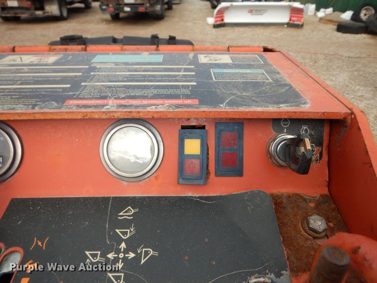 image for item JQ9926 2010 Ditch Witch SK650  compact utility loader