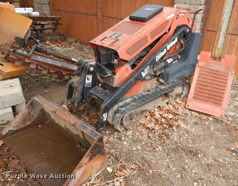 image for item JQ9927 2008 Ditch Witch SK650  compact utility loader