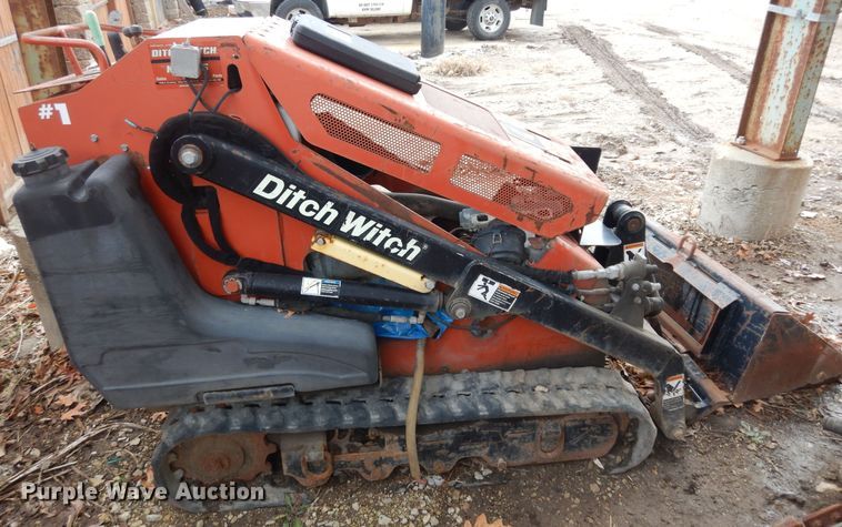 image for item JQ9927 2008 Ditch Witch SK650  compact utility loader