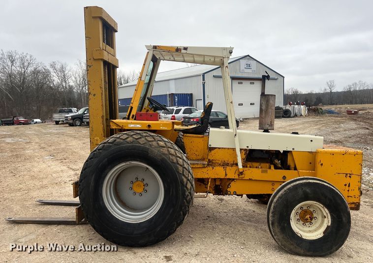 image for item JU9679 International Harvester 4500B  forklift