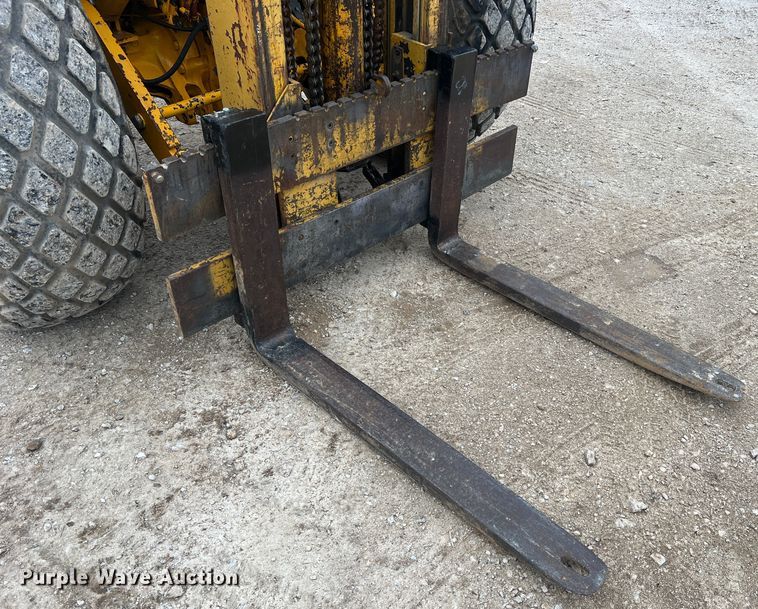 image for item JU9679 International Harvester 4500B  forklift