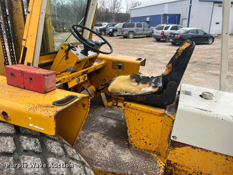 image for item JU9679 International Harvester 4500B  forklift