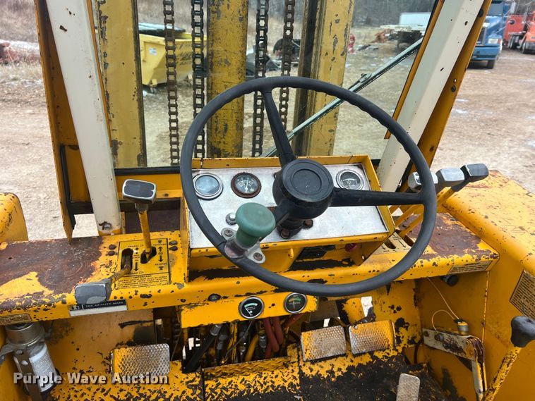 image for item JU9679 International Harvester 4500B  forklift