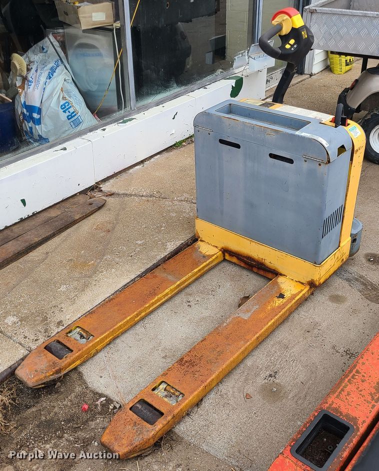 image for item JW9747 Hyster W40Z  electric pallet jack