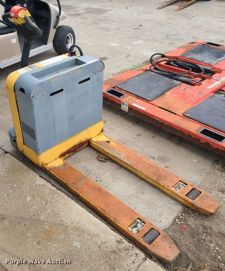 image for item JW9747 Hyster W40Z  electric pallet jack