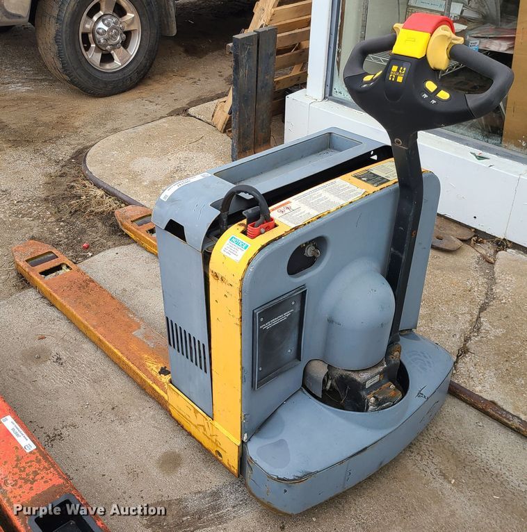 image for item JW9747 Hyster W40Z  electric pallet jack