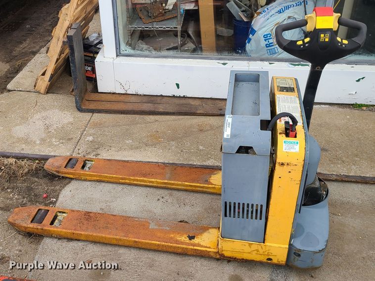 image for item JW9747 Hyster W40Z  electric pallet jack