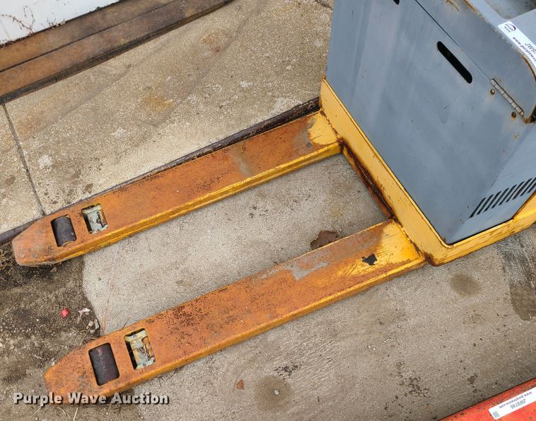 image for item JW9747 Hyster W40Z  electric pallet jack
