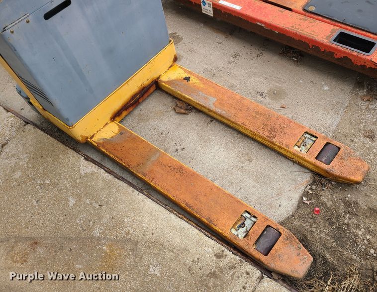 image for item JW9747 Hyster W40Z  electric pallet jack
